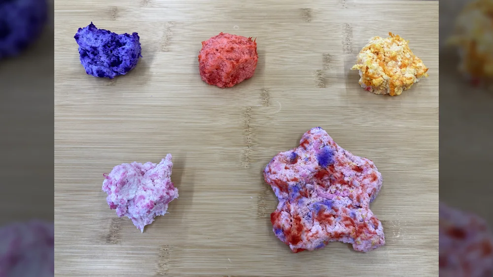 こどもたちが絵の具で着色したカラフルなトイレットペーパー粘土の作品が5つ並んでいます