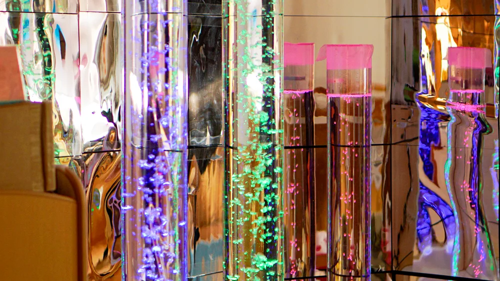 光と気泡がゆったりと動く、バブルチューブ