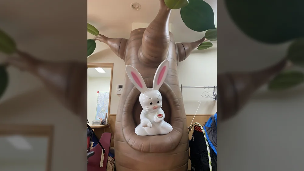 園内にある、大きな木とうさぎのオブジェ
