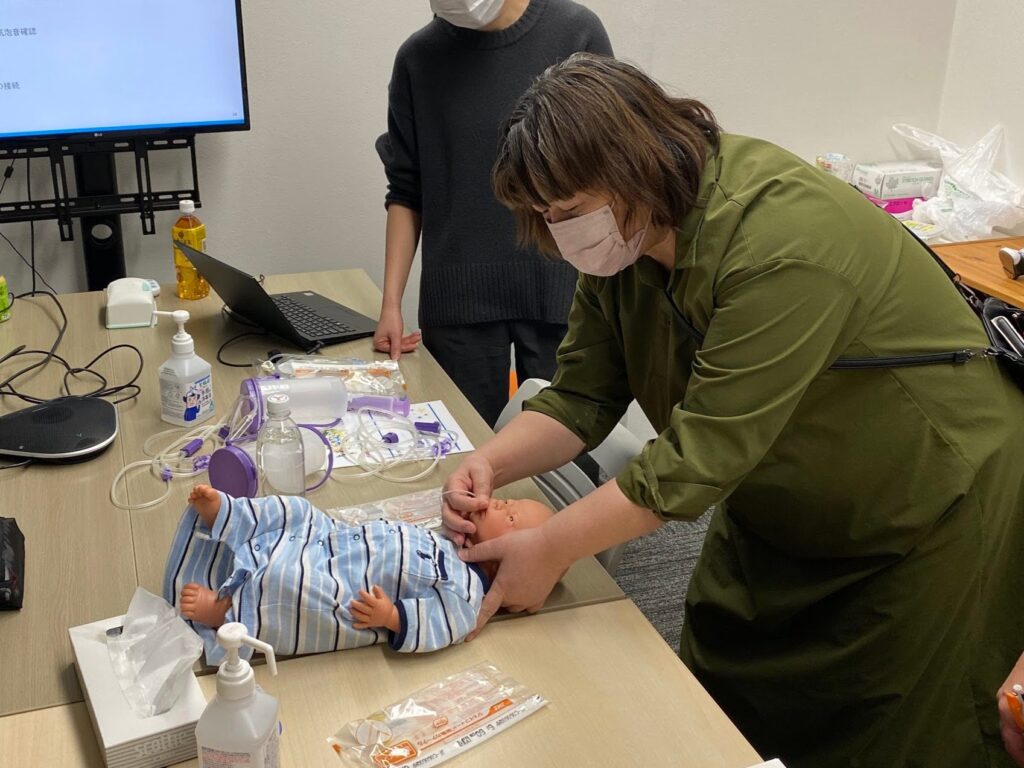 研修で医療的ケア児の受け入れをサポート！台東区の保育園で勤務する看護師向けの実技研修を行いました